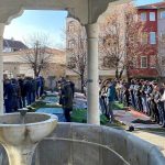 Los kosovares reciben la vacuna COVID después de la oración del viernes en las mezquitas