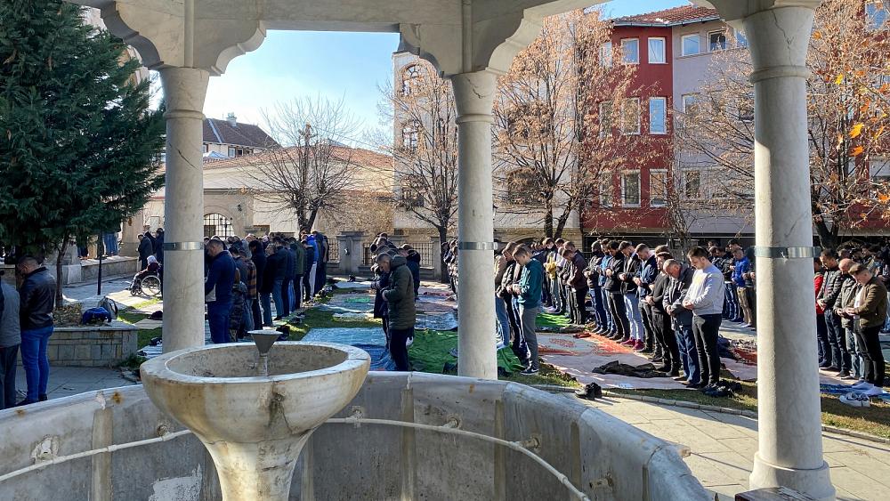 Los kosovares reciben la vacuna COVID después de la oración del viernes en las mezquitas
