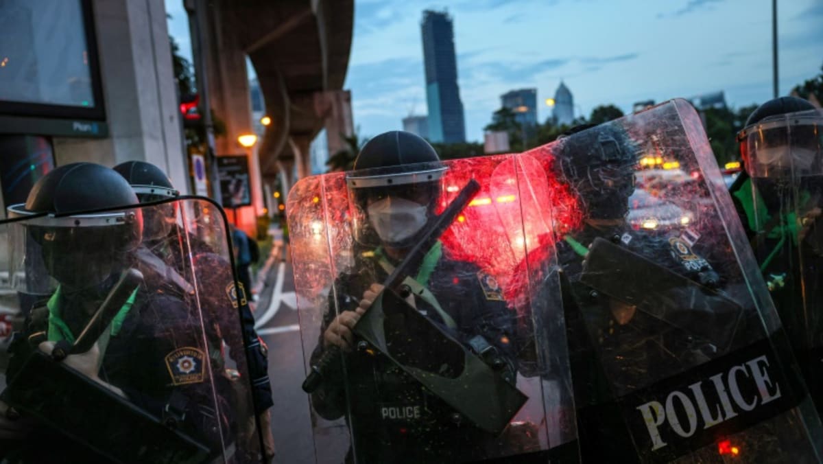 Manifestantes tailandeses piden reformas reales tras fallo judicial