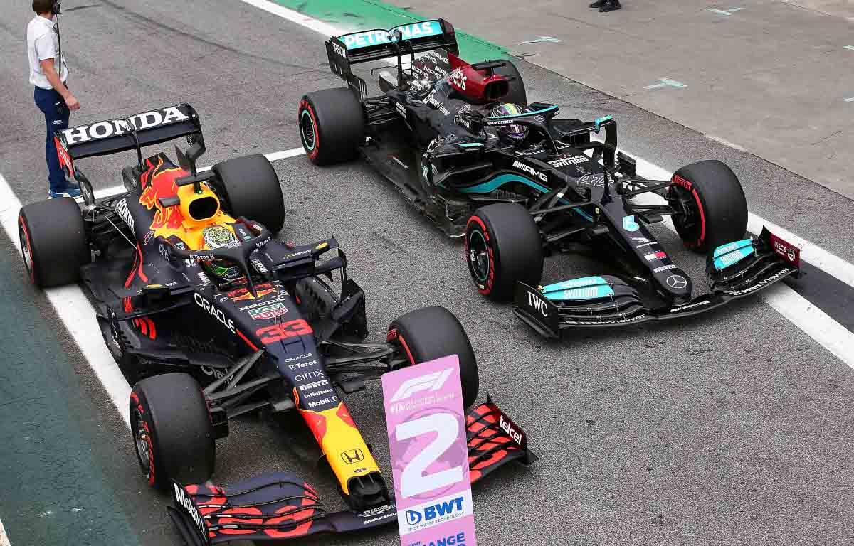 Max Verstappen convocado después de ser visto tocando el Mercedes de Lewis Hamilton