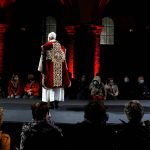 Modelos posan con vestimentas históricas para el desfile de la catedral belga