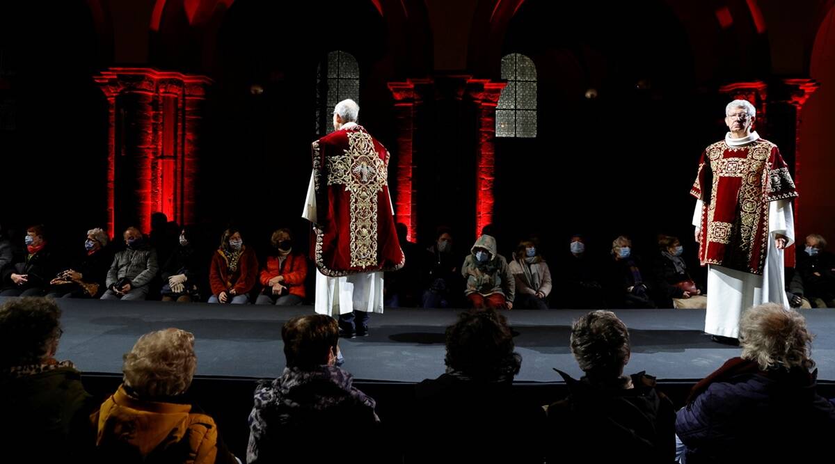Modelos posan con vestimentas históricas para el desfile de la catedral belga