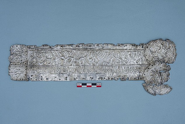 Un plato decorativo del siglo IV a. C. fue descubierto en una tumba escita en el oeste de Rusia.  El artefacto representa a varias deidades escitas, incluida la diosa de la guerra Artimpasa, así como grifos y otras criaturas mitológicas.