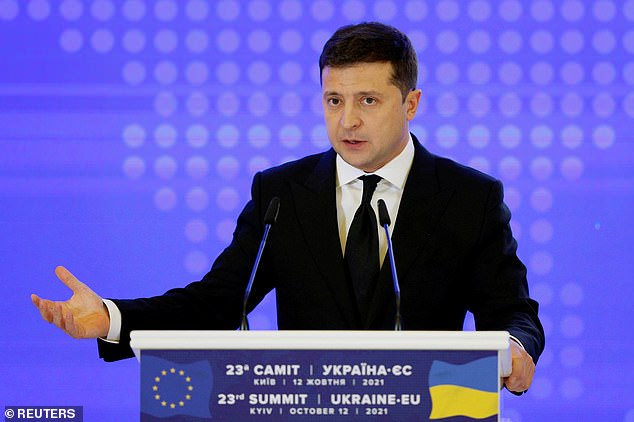 El presidente ucraniano, Volodymyr Zelenskiy, asiste a una conferencia de prensa tras la cumbre Ucrania-UE en Kiev, Ucrania, el 12 de octubre de 2021.