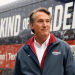 Se proyecta que el republicano Glenn Youngkin ganará la carrera para gobernador de Virginia después de una acalorada campaña