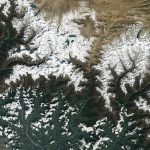 La NASA y el USGS han publicado el primer conjunto de imágenes del satélite Landsat 9 desde su lanzamiento en septiembre.  La ciudad de Katmandú, Nepal, que se ve en la parte inferior izquierda de esta imagen de Landsat 9, se encuentra en un valle al sur de las montañas del Himalaya entre Nepal y China.  Los glaciares y los lagos formados por el agua de deshielo de los glaciares son visibles en la parte superior central de esta imagen.