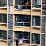 Una anciana se cayó de un balcón del piso 19 en el sur de China antes de quedar atrapada en un tendedero que le impidió caer a la muerte.