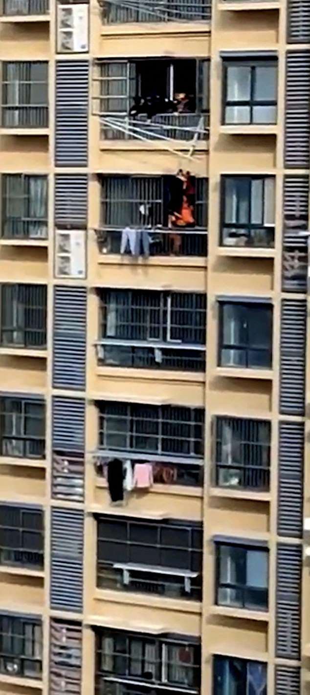 Una anciana se cayó de un balcón del piso 19 en el sur de China antes de quedar atrapada en un tendedero que le impidió caer a la muerte.