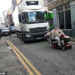 Un hombre en un scooter de movilidad bloqueó una calle muy transitada en el centro de la ciudad de Manchester el viernes por la mañana porque se negó a moverse hasta que una tienda de chips le sacó el almuerzo.