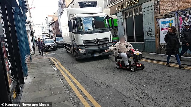 Un hombre en un scooter de movilidad bloqueó una calle muy transitada en el centro de la ciudad de Manchester el viernes por la mañana porque se negó a moverse hasta que una tienda de chips le sacó el almuerzo.