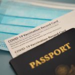 ¿Necesita traer su tarjeta de vacuna COVID mientras viaja?