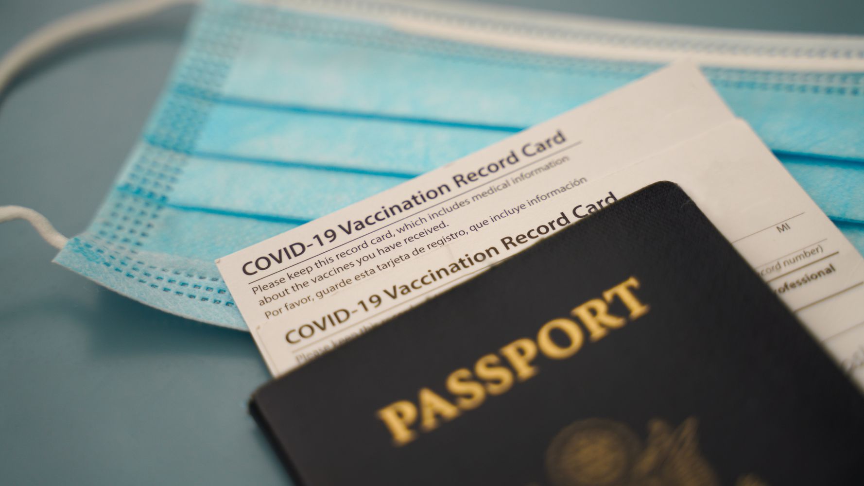 ¿Necesita traer su tarjeta de vacuna COVID mientras viaja?