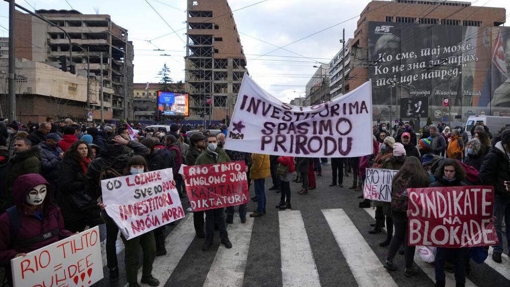 Activistas protestan en Belgrado por planes para extraer litio en Serbia