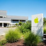 Apple ha otorgado a sus ingenieros importantes bonificaciones en acciones desde $ 50,000 hasta $ 180,000 en un intento por evitar las deserciones de sus rivales, específicamente Meta.  El grupo incluye a aquellos que trabajan en diseño de silicio, hardware y software selecto y grupo de operaciones.
