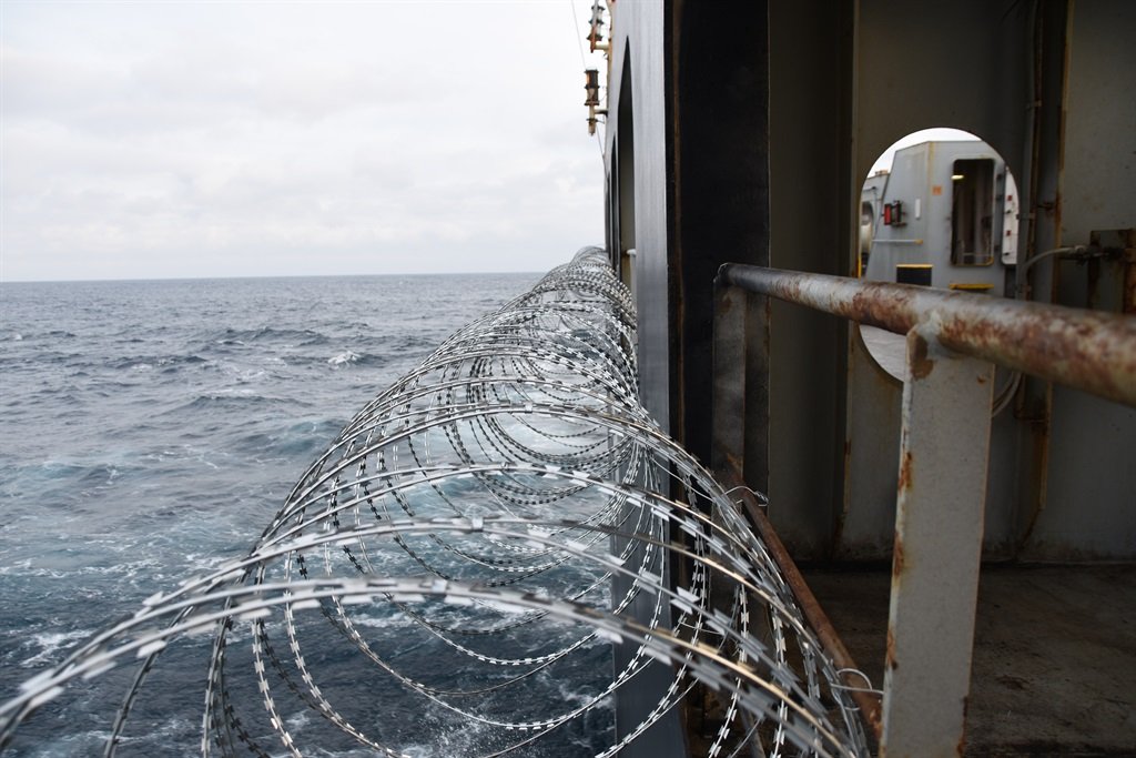 Fragata danesa libera a sospechosos piratas del Golfo de Guinea en un bote