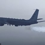 Las imágenes que se dice que fueron tomadas en la cabina de un avión militar ruso parecen mostrarlos siguiendo a un avión de reconocimiento estadounidense RC-135 sobre el Mar Negro.