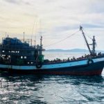 Barco que transportaba refugiados rohingya varado frente a Aceh en Indonesia