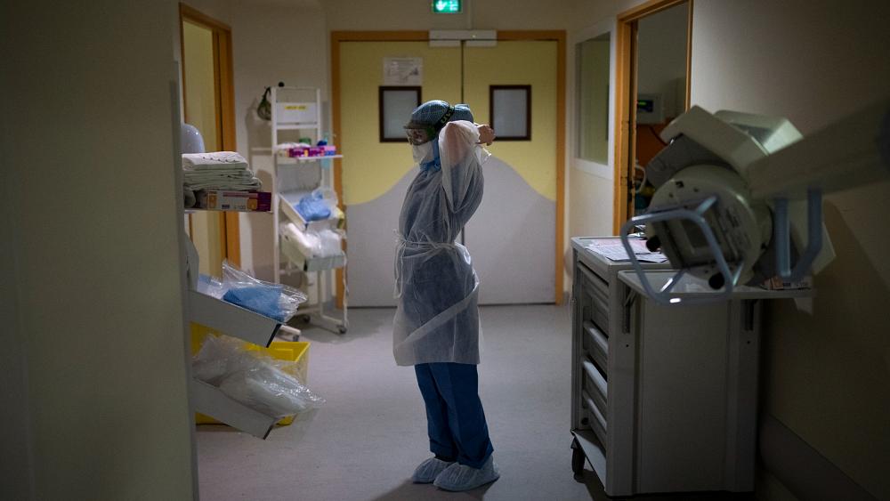 COVID-19: La escasez de personal aviva los temores en un hospital cerca de París