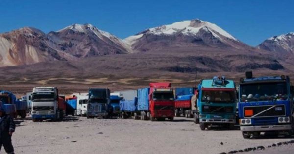 Camioneros bolivianos varados en medio de los Andes con Covid-19 y nieve
