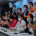 Miembros de la Alianza Democrática para el Mejoramiento de Hong Kong (DAB), pro-partido de Beijing, aplauden durante una conferencia de prensa después de ganar 19 escaños en las elecciones legislativas en Hong Kong