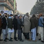 Cientos de personas hacen cola para obtener pasaportes en un intento por salir de Afganistán