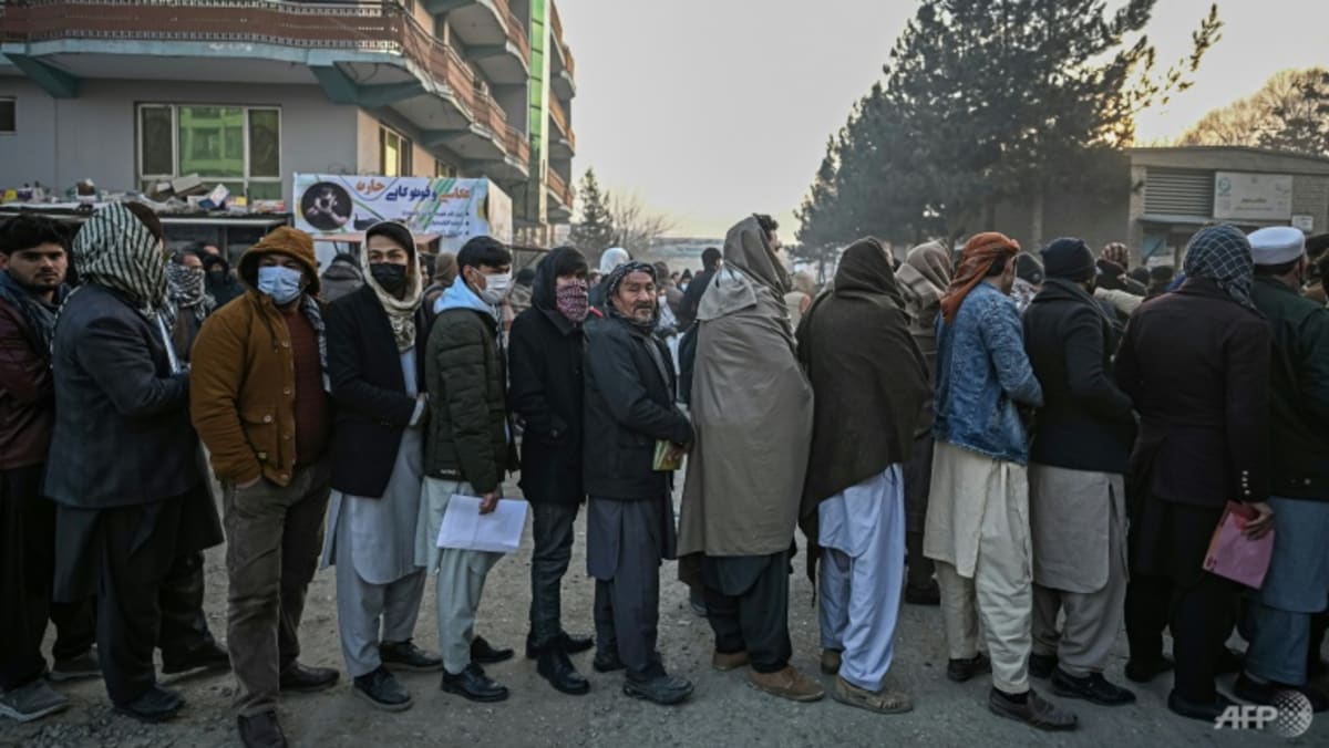 Cientos de personas hacen cola para obtener pasaportes en un intento por salir de Afganistán