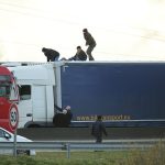 Un conductor de camión murió el domingo por la noche después de un altercado con tres migrantes que se subieron a su camión en un intento de llegar al Reino Unido, según los informes.  En la imagen: Migrantes en el techo de un camión a lo largo de la A16 en Calais [file photo]