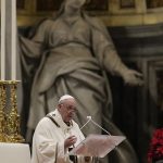 El Papa Francisco celebra la tradicional misa navideña a medida que aumentan los casos de COVID-19