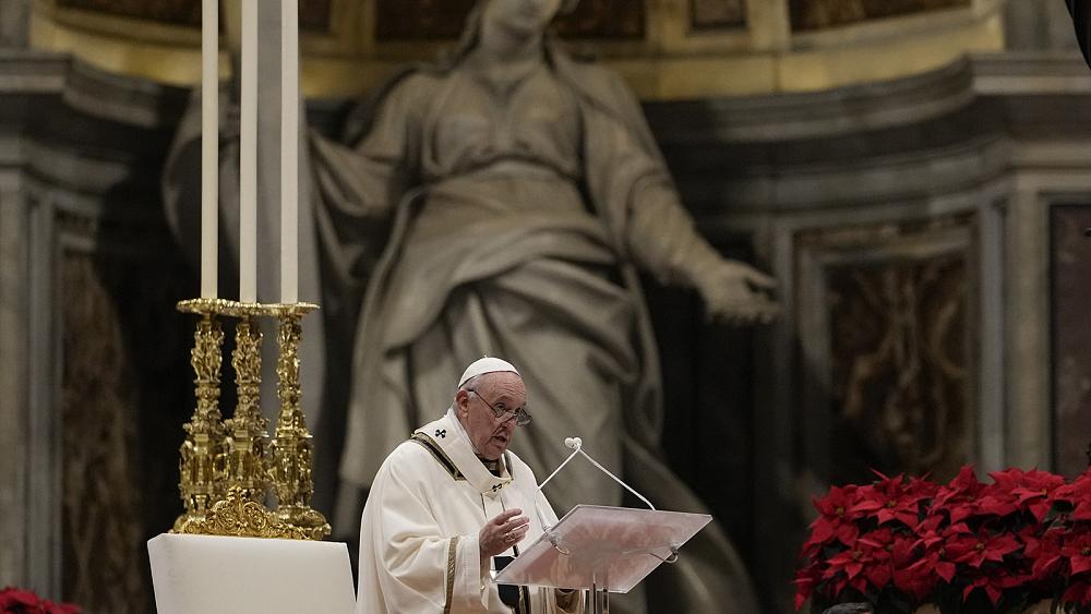 El Papa Francisco celebra la tradicional misa navideña a medida que aumentan los casos de COVID-19