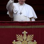 El Papa Francisco saluda a los fieles reunidos después de su bendición navideña Urbi et Orbi en la Plaza de San Pedro en el Vaticano el 25 de diciembre de 2021.