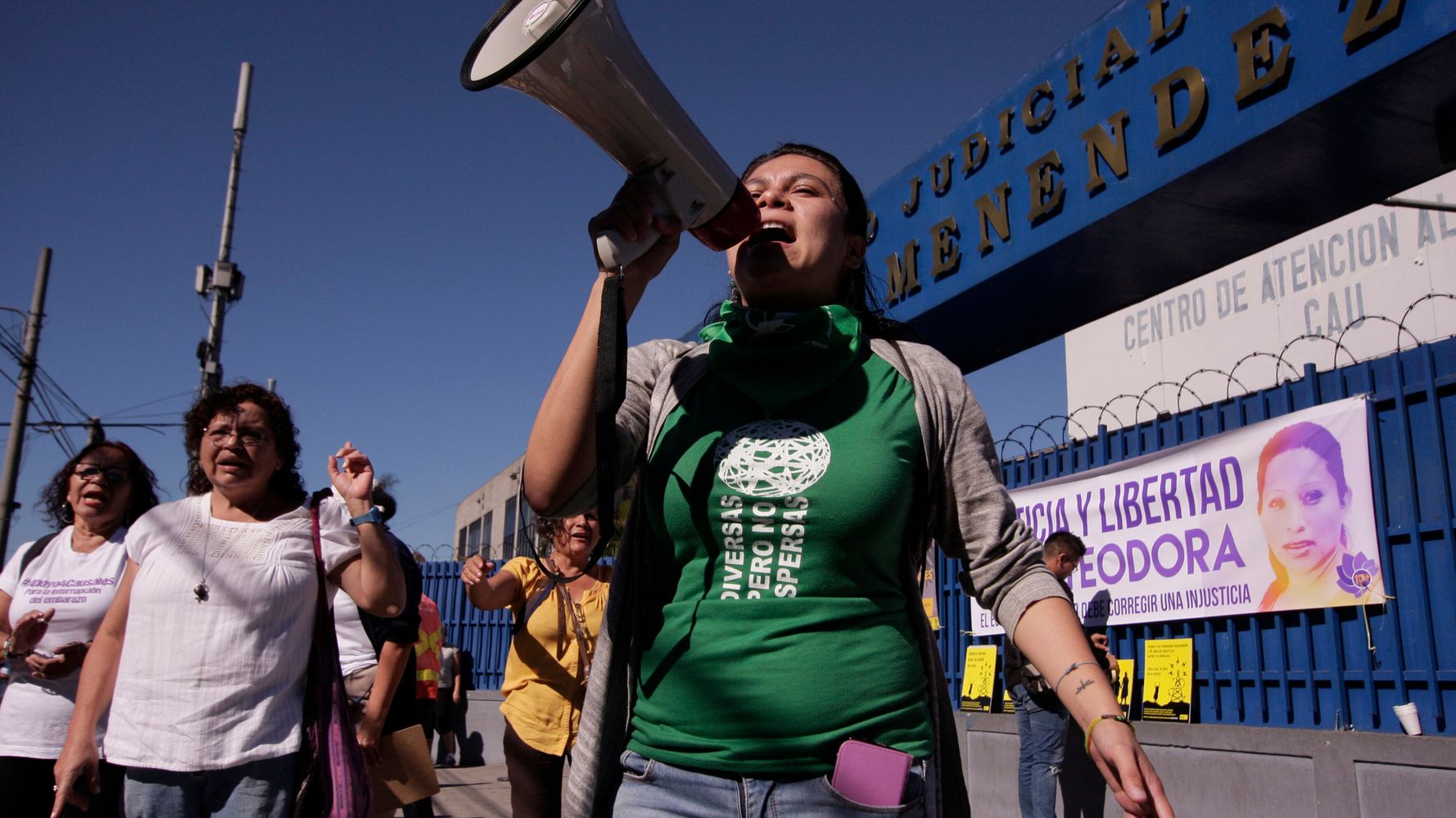El Salvador libera a tres mujeres condenadas por abortos