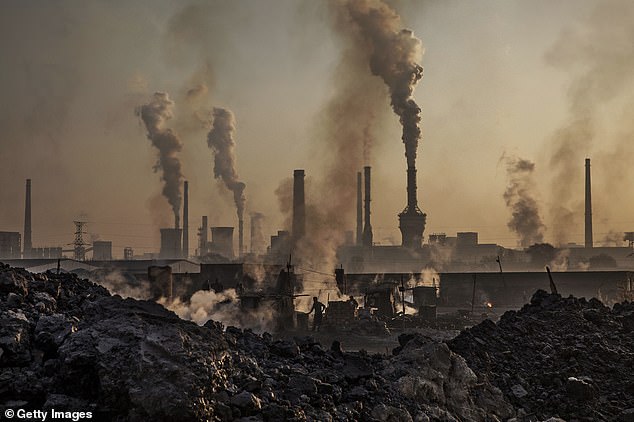 Olas de humo de una gran planta siderúrgica en Mongolia Interior, una región de China fronteriza con Mongolia