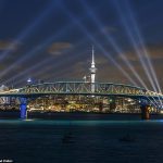 NUEVA ZELANDA: Un espectáculo de luces desde la Skytower y el puente del puerto en Auckland dio inicio a las celebraciones de Nochevieja en Nueva Zelanda