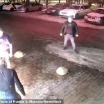 Un hombre de 49 años fue dejado accidentalmente chamuscado afuera de un bar en Moscú, Rusia, ayer después de haber intentado verter un líquido inflamable sobre la gente que estaba afuera, antes de que las tornas se volvieran en su contra.