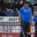 El vicepresidente Darren Molding abandona la pista de curling de Brendan Bottcher