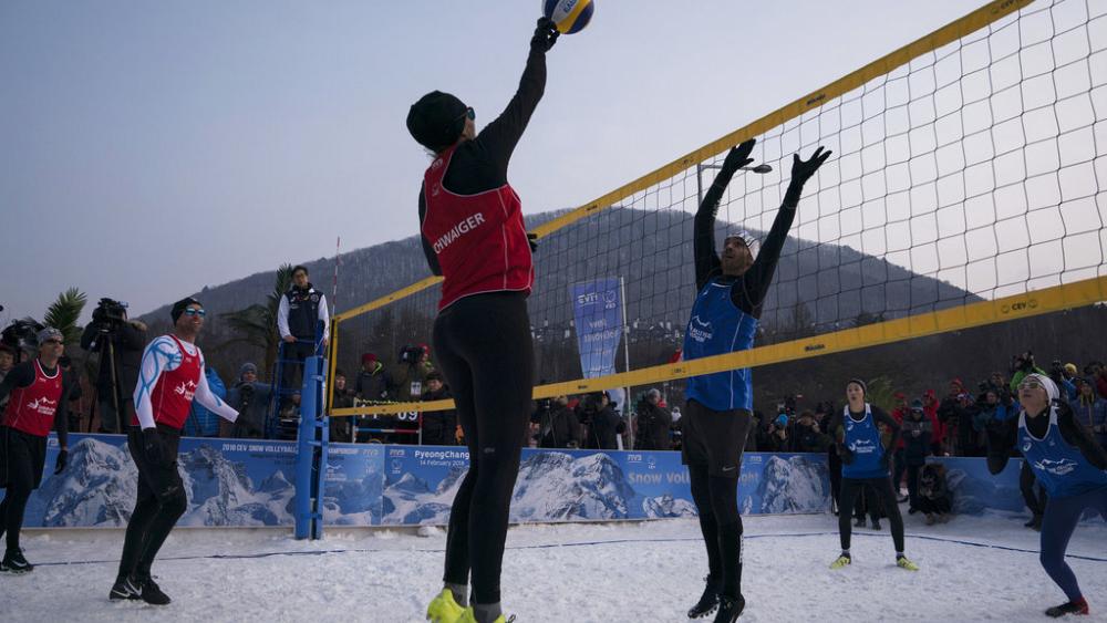 En Hungría, el campeonato de voleibol de invierno cambia arena por nieve