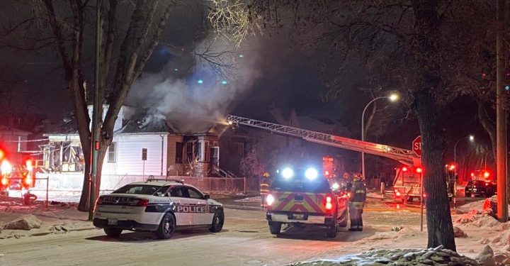 Equipos de bomberos de Winnipeg combaten el incendio de una casa en la universidad - Winnipeg