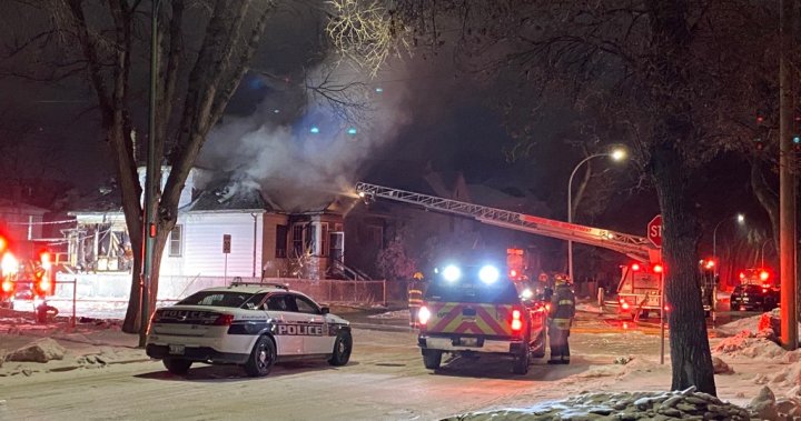 Equipos de bomberos de Winnipeg combaten el incendio de una casa en la universidad - Winnipeg