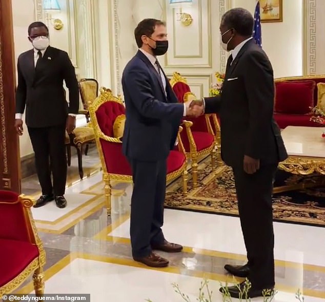 Jonathan Finer, el asesor adjunto de Seguridad Nacional, es visto el 19 de octubre reuniéndose con el vicepresidente e hijo del presidente, Teodoro Nguema Obiang Mangue.