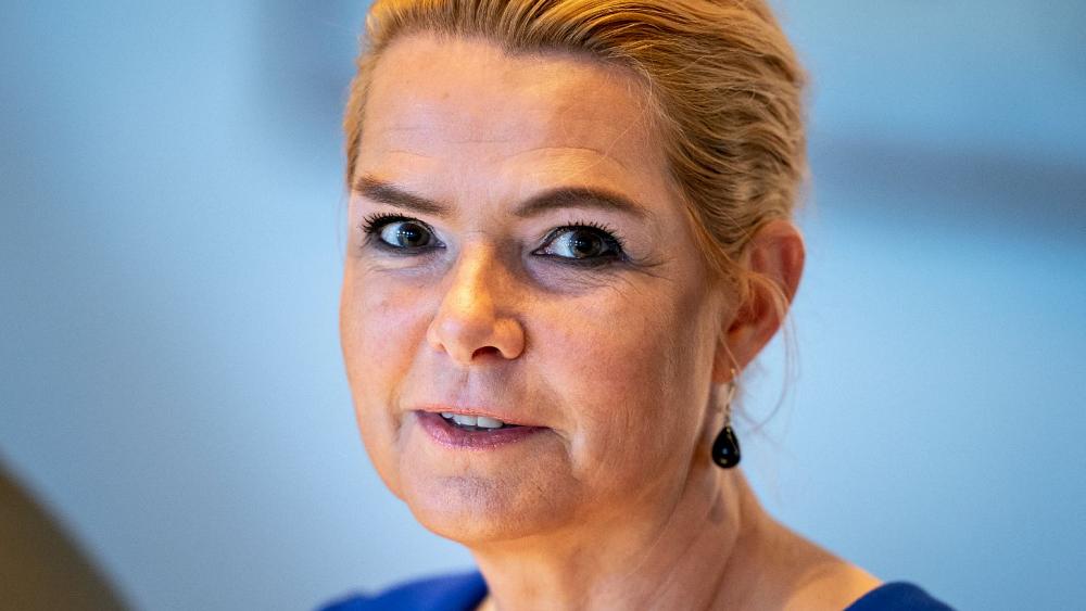 Exministro de inmigración de Dinamarca condenado por política de solicitantes de asilo
