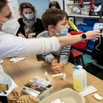 Francia comienza a vacunar a niños de 5 a 11 años mientras Omicron se afianza