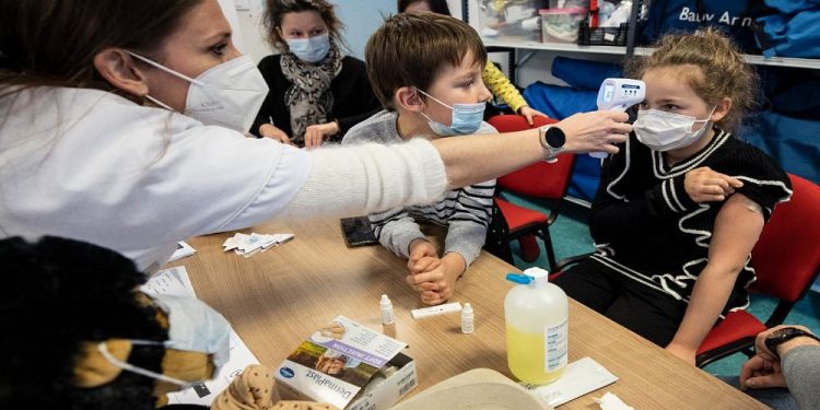 Francia comienza a vacunar a niños de 5 a 11 años mientras Omicron se afianza