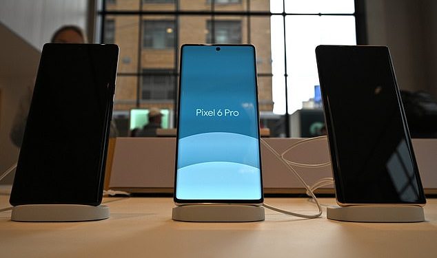 Los modelos de teléfonos inteligentes Google Pixel 6 y Pixel 6 Pro recientemente lanzados se muestran en exhibición en Google Store en Nueva York.  Google ha dicho que la primera actualización importante de sus dispositivos insignia se retrasó un mes para poder corregir un error de software.