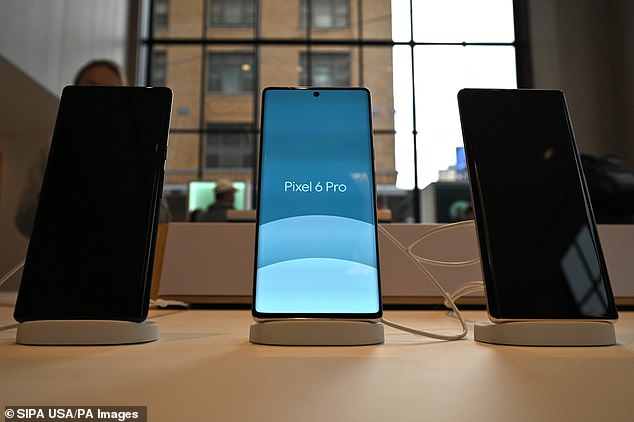 Los modelos de teléfonos inteligentes Google Pixel 6 y Pixel 6 Pro recientemente lanzados se muestran en exhibición en Google Store en Nueva York.  Google ha dicho que la primera actualización importante de sus dispositivos insignia se retrasó un mes para poder corregir un error de software.