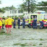 Una persona murió y dos resultaron gravemente heridas cuando una tormenta de terror arrasó las playas del norte de Sydney el domingo.