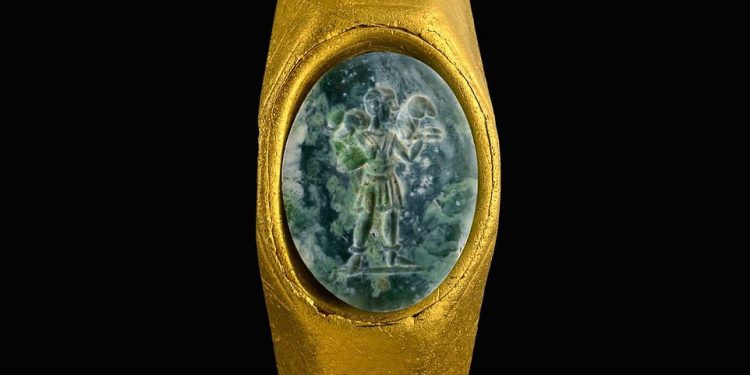 Un anillo de oro con su piedra preciosa que muestra una imagen del joven Jesús sosteniendo un cordero en su espalda, una escena conocida como el 'Buen Pastor' en el cristianismo, es uno de varios artefactos impresionantes encontrados en la costa de Israel.