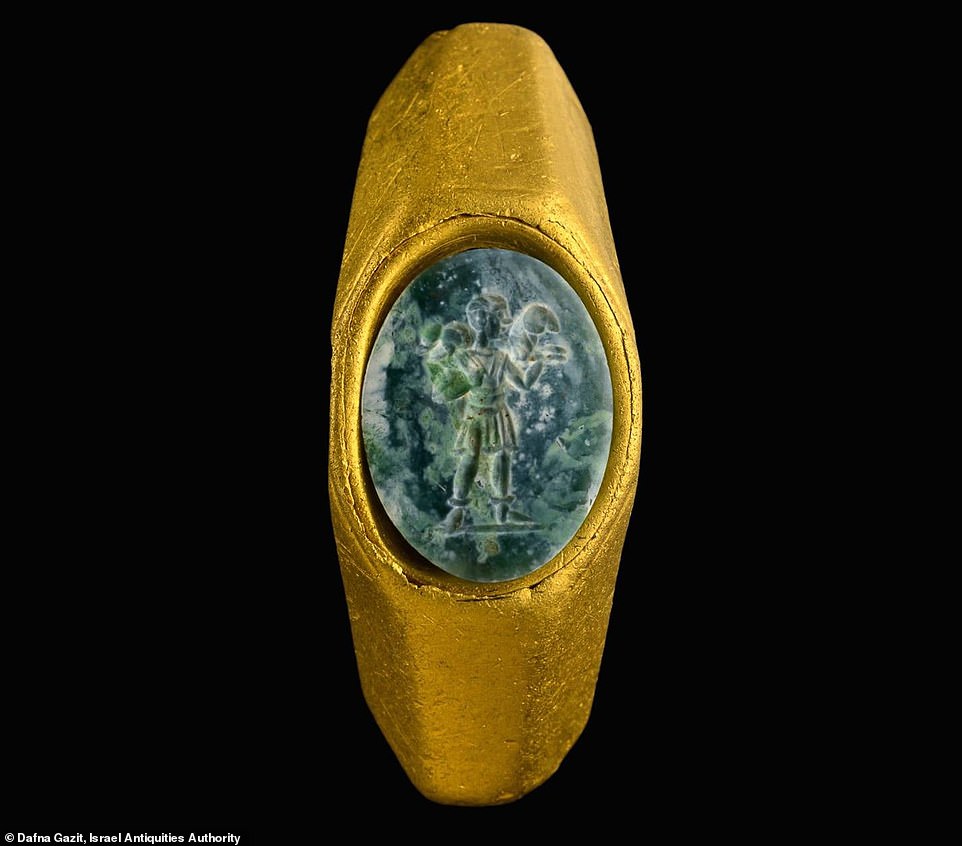 Un anillo de oro con su piedra preciosa que muestra una imagen del joven Jesús sosteniendo un cordero en su espalda, una escena conocida como el 'Buen Pastor' en el cristianismo, es uno de varios artefactos impresionantes encontrados en la costa de Israel.