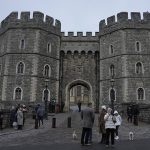 Párese turístico frente a la puerta de Enrique VII y tome fotografías en el castillo de Windsor en Windsor, Inglaterra, el día de Navidad
