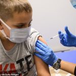 Las vacunas Covid para niños menores de 5 años podrían aprobarse en Italia antes de abril del próximo año, dijo el ministro de salud del país (imagen de archivo)