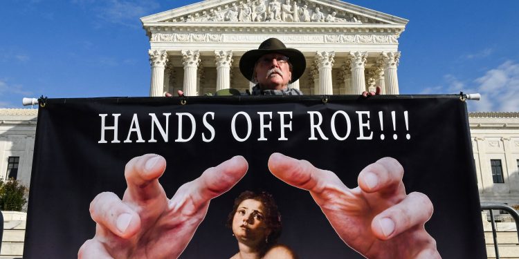 La Corte Suprema escucha argumentos en un caso importante de aborto que impugna a Roe contra Wade